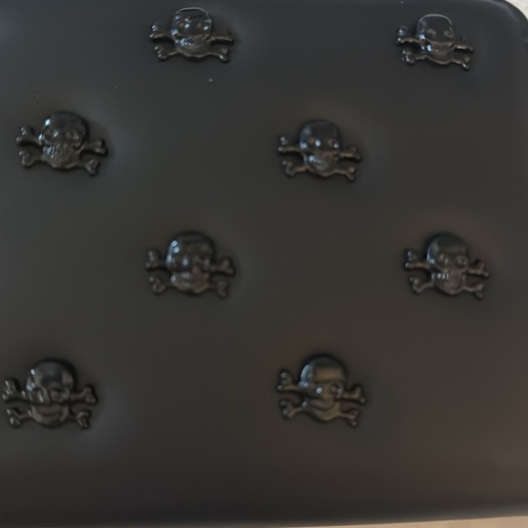 Betsey Johnson skull and crossbones zip wallet/wristlet. ☠️ - Picture 2 of 10